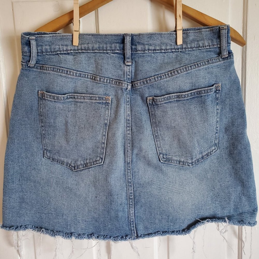 Gap Mini Skirt Denim Distressed - Picture 2 of 6